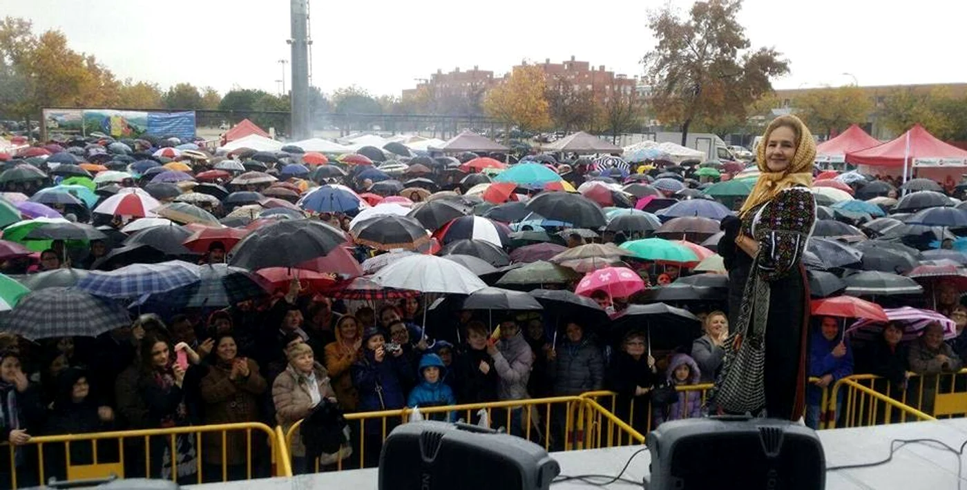 Una dintre cele mai iubite artiste. Anul trecut, la un concert, fanii nu s-au sinchisit de ploaie şi au venit să o asculte