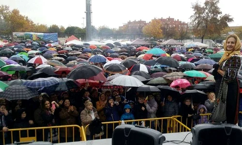 Una dintre cele mai iubite artiste  Anul trecut, la un concert, fanii nu s au sinchisit de ploaie şi au venit să o asculte jpeg