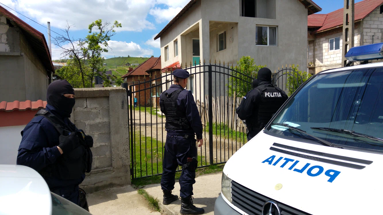 Asta e casa în care puştoiaca a fost violată de cei şapte tineri