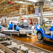 Fabrica automobile masini Volkswagen linie productie asamblare Shanghai China FOTO Shutrterstock