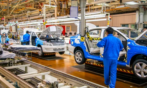 Fabrica automobile masini Volkswagen linie productie asamblare Shanghai China FOTO Shutrterstock