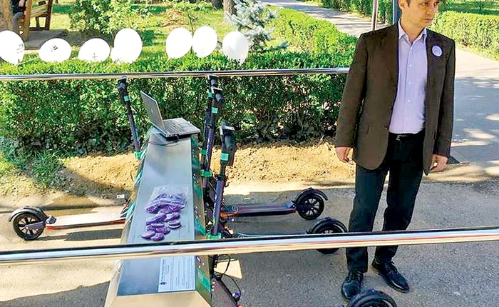 
    Aşa arată una dintre staţiile de unde se poate pleca pe trotinetăFoto: adevarul.ro  