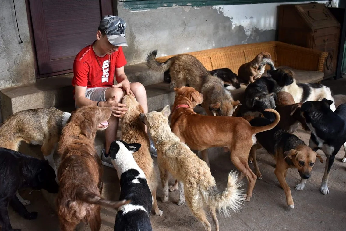 Costi Țitirigă orfanul din Vâlcea poreclit salvatorul animalelor Foto Arhiva personală jpg