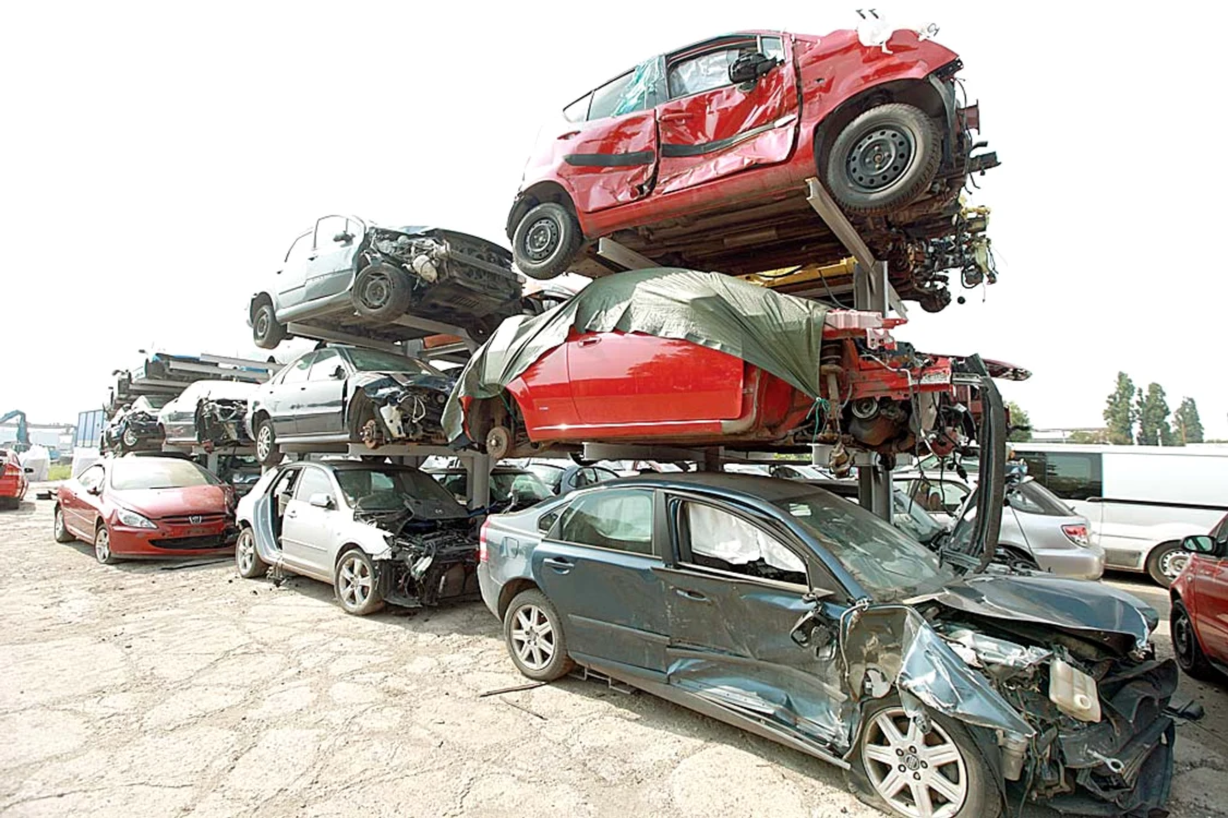 Aici se demontează bateria şi se extrag fluidele din motorFoto: Roberto Sălceanu