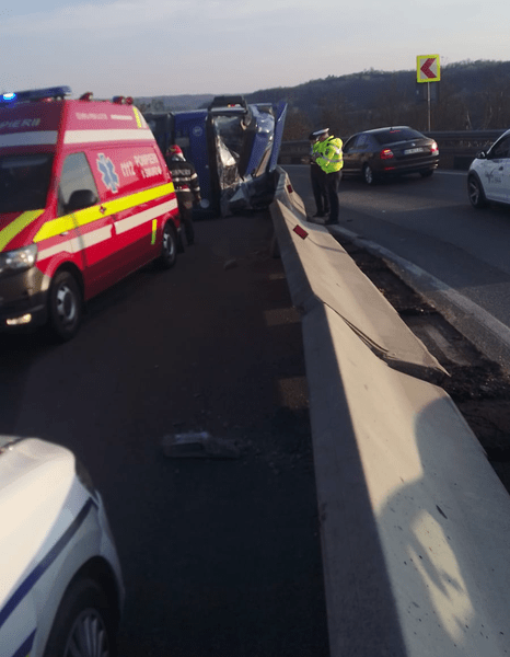 Traficul pe DN7 Dealul Negru, în Vâlcea, este blocat. Un camion plin cu glucoză s-a răsturnat pe șosea FOTO