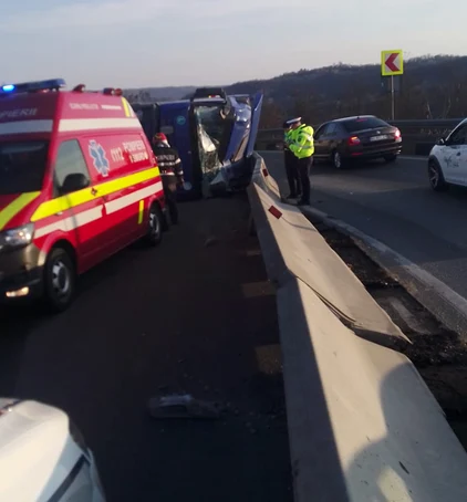 Accident rutier pe Dealul Negru DN7 în Vâlcea cu un TIR răsturnat pe șosea Foto ISU Vâlcea