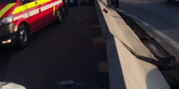 Accident rutier pe Dealul Negru DN7 în Vâlcea cu un TIR răsturnat pe șosea Foto ISU Vâlcea jpeg