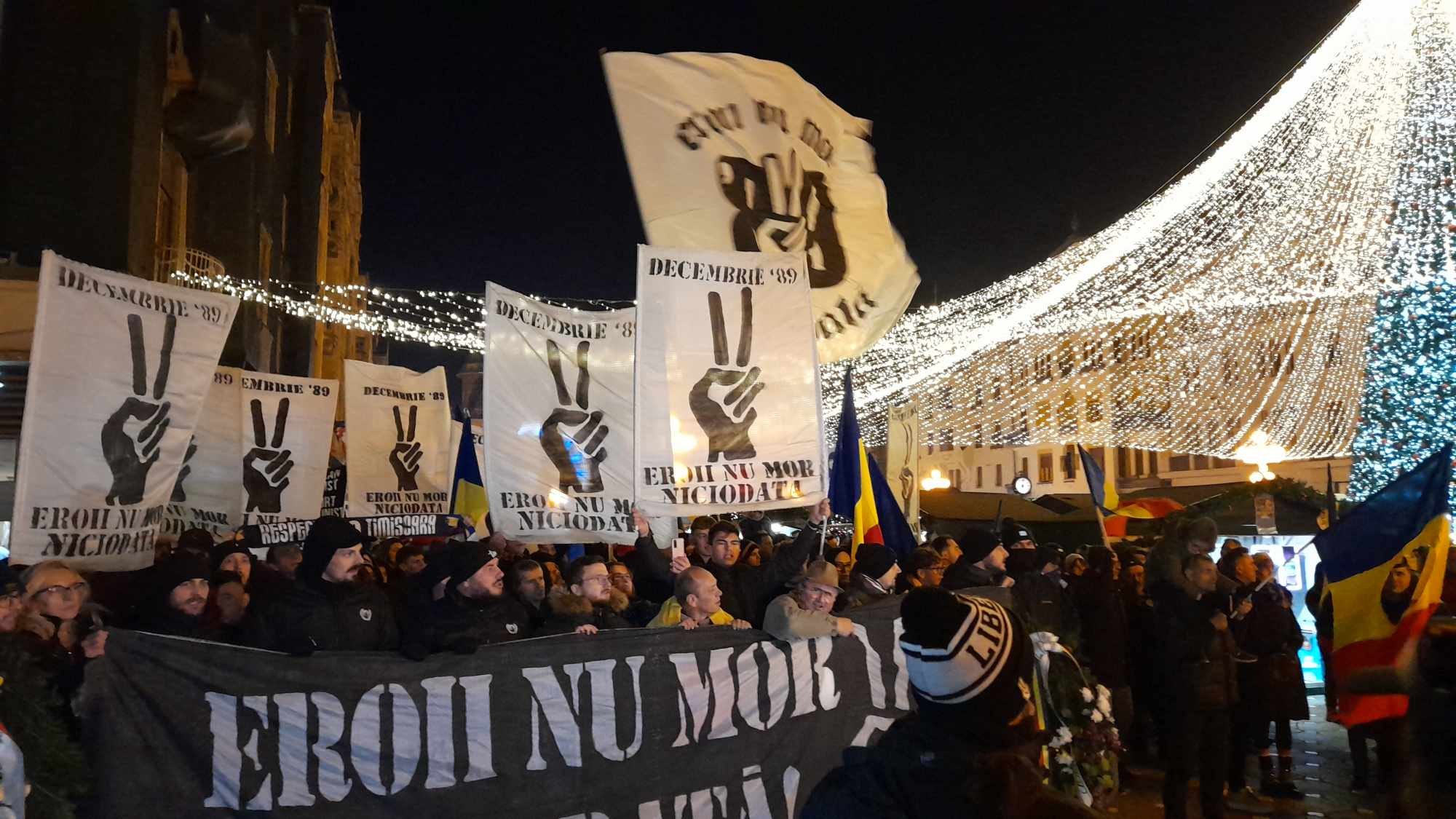 "Ce nu-și amintește devine complice". Suporterii din Timișoara organizează anual Marșul Eroilor VIDEO și FOTO "Ce nu-și amintește devine complice". Suporterii din Timișoara organizează anual Marșul Eroilor VIDEO și FOTO