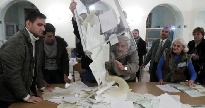 Numărătoarea voturilor strânse la alegerile parlamentare din Ucraina, pe 28 octombrie 2012 FOTO: Reuters