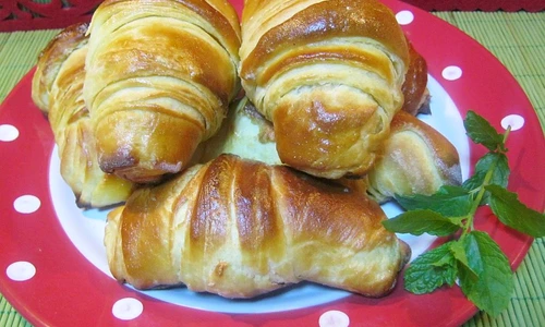 Cornulete foietaj cu dulceata de gutui jpeg