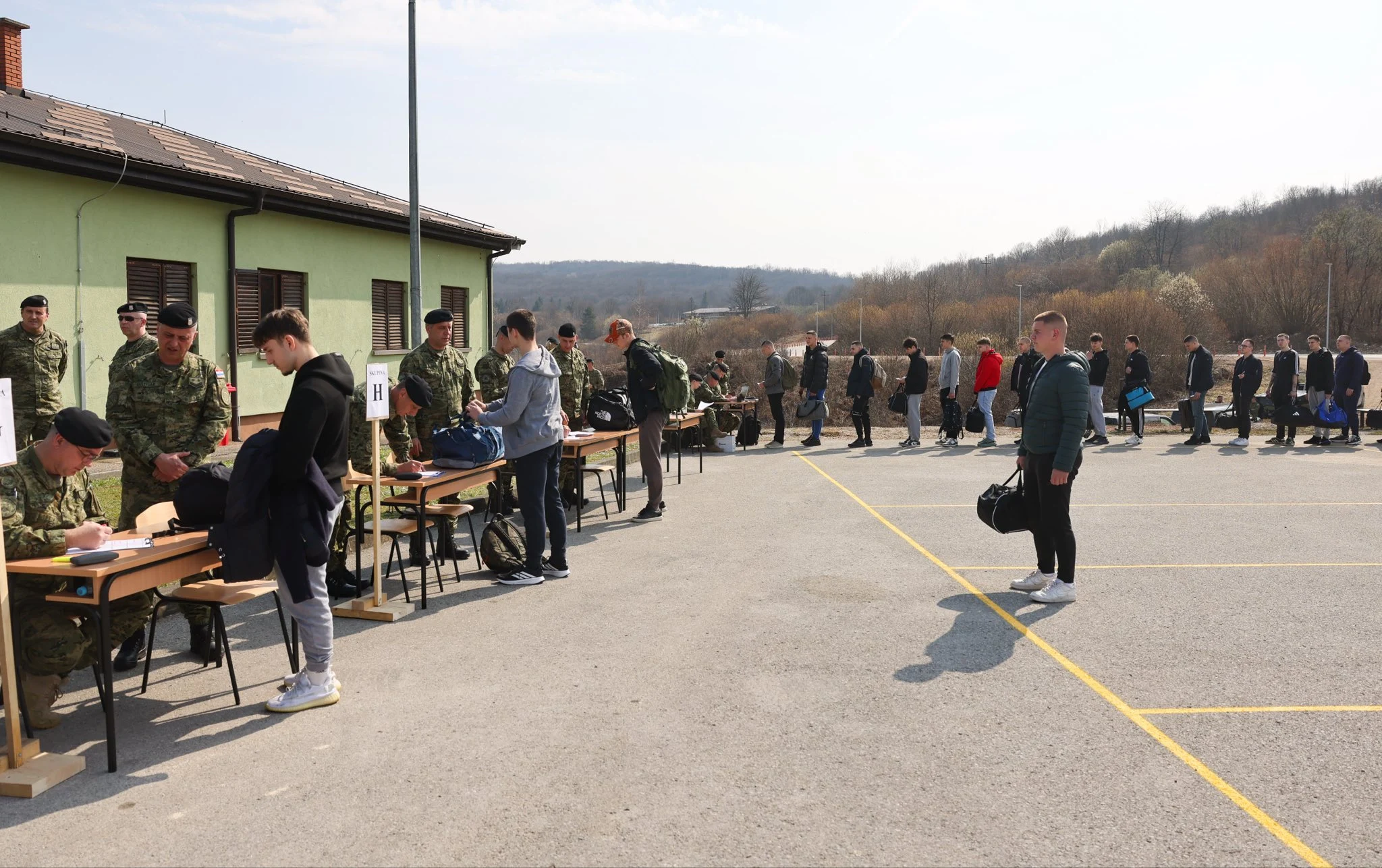 Sute de adolescenți se prezintă la datorie în Croația. Fosta republică iugoslavă reinstituie serviciul militar obligatoriu