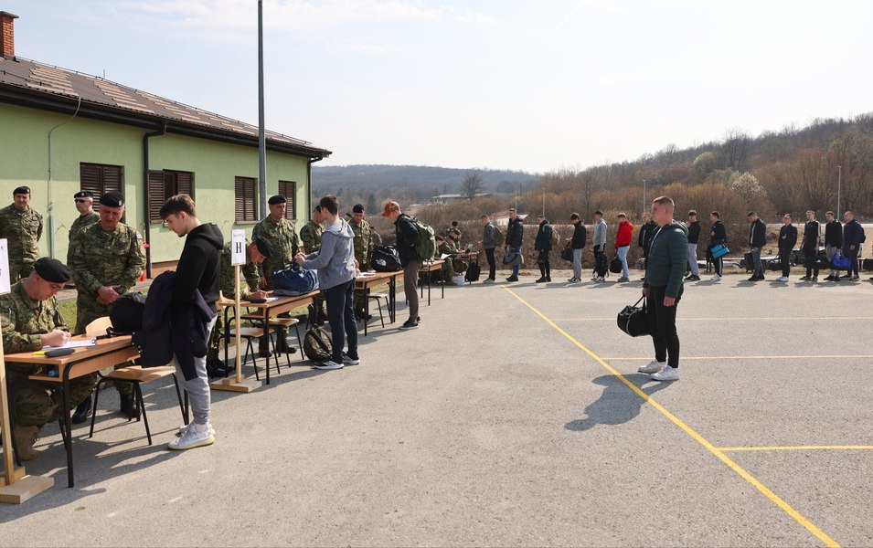 Sute de adolescenți se prezintă la datorie în Croația. Fosta republică iugoslavă reinstituie serviciul militar obligatoriu
