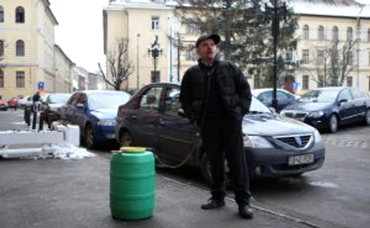 Braşov: Botorog s-a legat cu lanţuri de butoi. Foto: Bogdan Crăciun