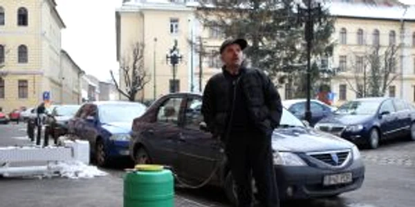 Braşov: Botorog s-a legat cu lanţuri de butoi. Foto: Bogdan Crăciun