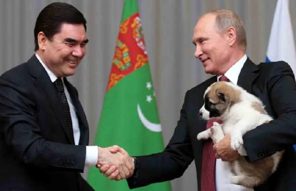 Preşedintele Berdîmuhamedov (stânga) a avut un cadou special pentru Putin