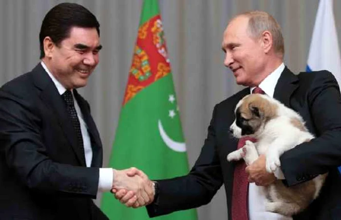 Preşedintele Berdîmuhamedov (stânga) a avut un cadou special pentru Putin