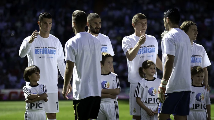 
    Puştiul sirian Zaid (în stânga), alături de Ronaldo  