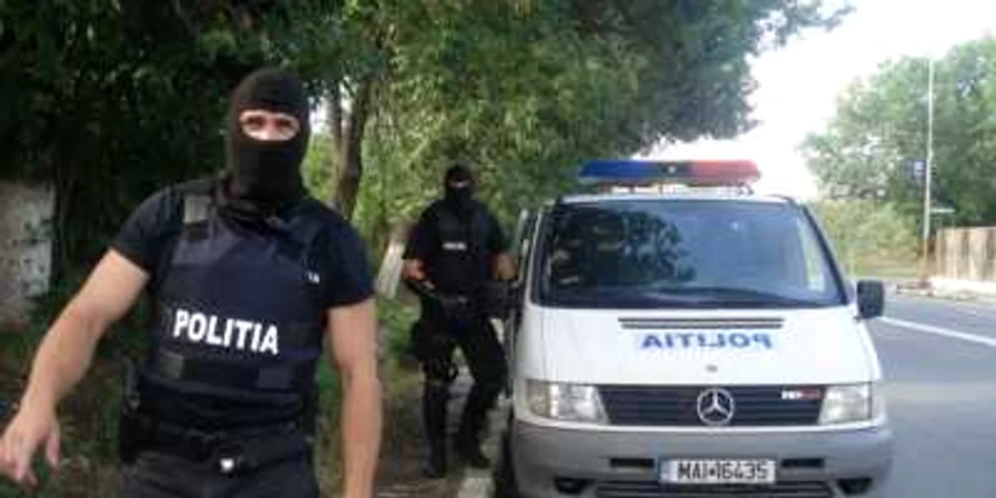 Politistii din Horezu au confiscat un camion cu bunuri furate de la cabanele de pe Varful Roman