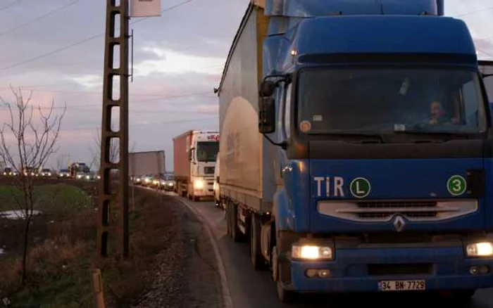 Şoferii au stat minute înşir în trafic