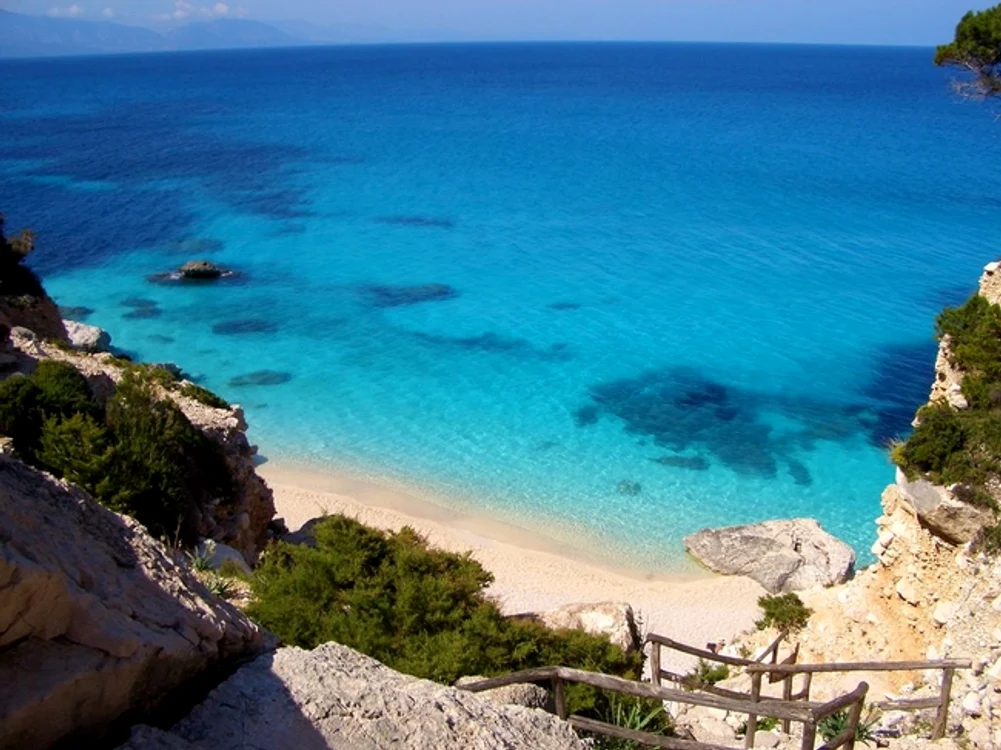 
    Plaja Cala Goloritze din Sardinia este în top cele mai frumoase plaje din Italiafoto: blog.veltravel.ro  