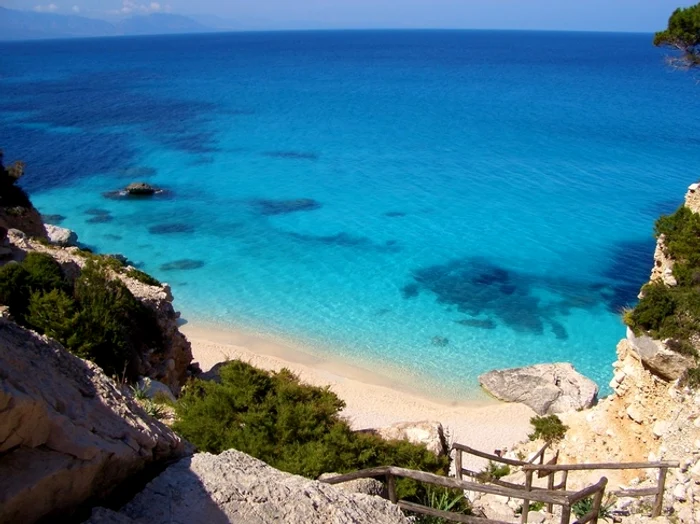 
    Plaja Cala Goloritze din Sardinia este în top cele mai frumoase plaje din Italiafoto: blog.veltravel.ro  
