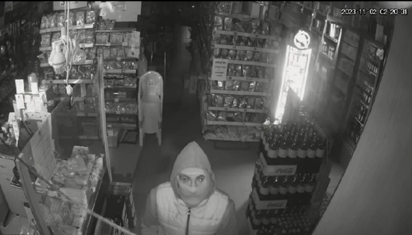 Cei trei au fost surprinși de camerele de luat vederi / foto: adevarul.ro