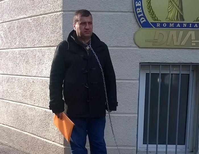 Bărbatul de 54 de ani susţine că i-au dispărut din cont 160.000 de euro