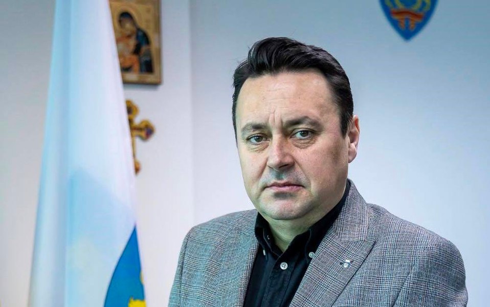 Un fost primar și un jurnalist, trimiși în judecată. Edilul este acuzat de uzurparea funcţiei, ultraj şi purtare abuzivă