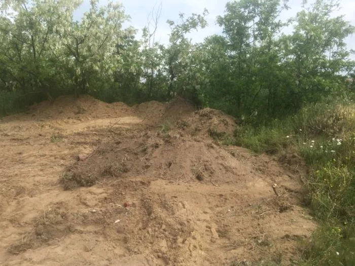 Ce doi bătrâni au fost înmormântaţi în grabă fără slujbă