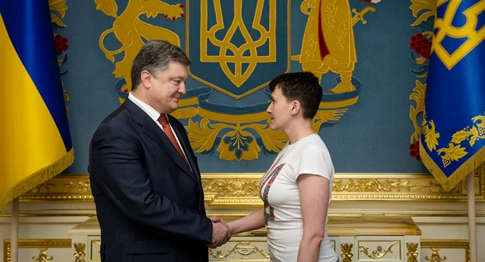 Nadia Savcenko, salutată de preşedintele ucrainean Petro Poroşenko FOTO Sputnik