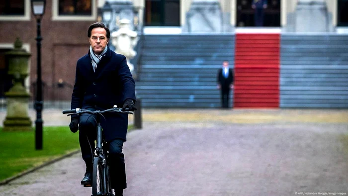 Mark Rutte, mergând la guvern pe bicicletă pe vremea când era premier al Olandei