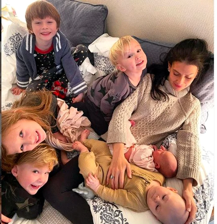 Poza prin care a anunțșat că a denenit mamă a șasea oarăFoto: Instagram