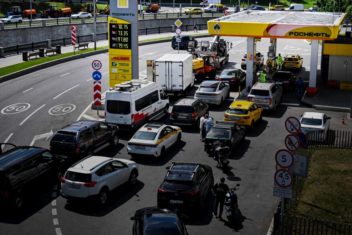 Cozi la benzinăriile din Rusia