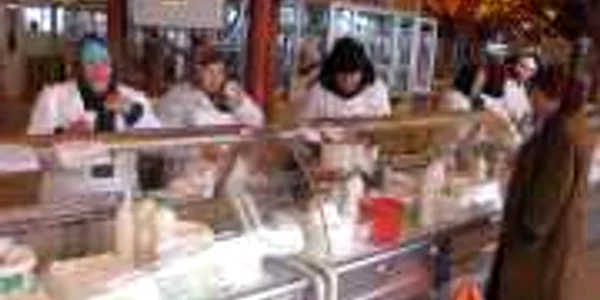 Femeile îşi vând cu greutate produsele