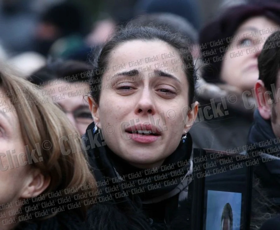 Irina, fiica lui Adrian Iovan, în lacrimi la înmormântarea tatălui ei (Foto: Sever Gheorghe)