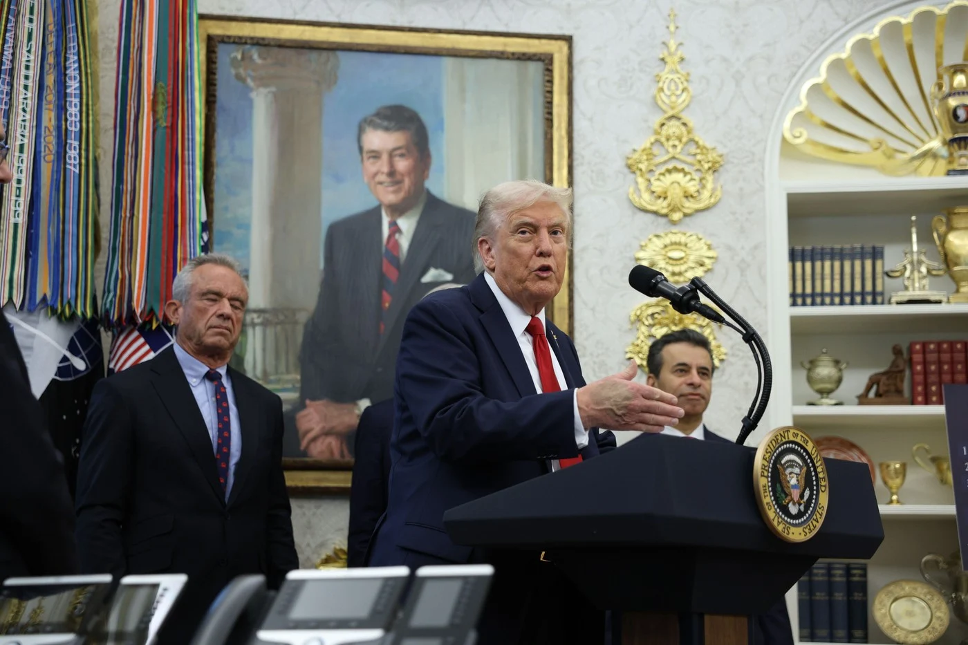 Trump, ironii după ce Robert F. Kennedy Jr. a strănutat în spatele lui: „Sper că n-am luat COVID acum!”