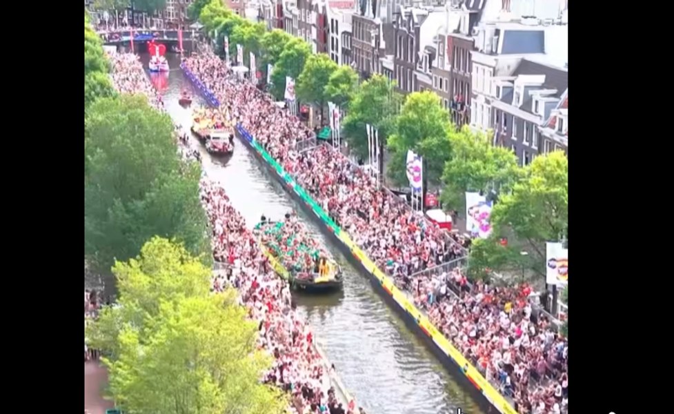 Rob Jetten, primul premier LGBT al Olandei, a defilat la Pride Amsterdam. Trump și Putin au apărut într-o scenă simbolică