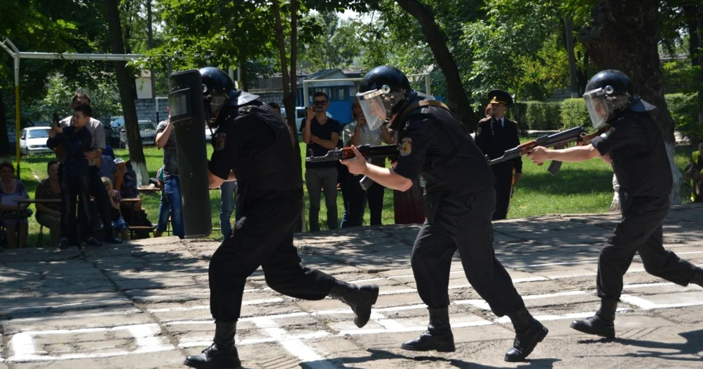 Carabinierii au efectuat o demonstraţie de luptă împotriva atacatorilor.