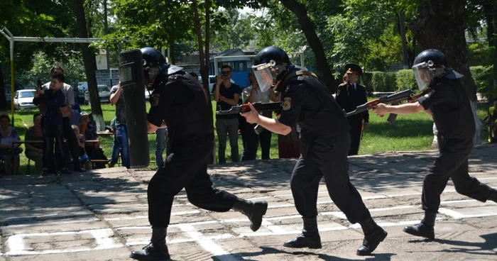 Carabinierii au efectuat o demonstraţie de luptă împotriva atacatorilor.