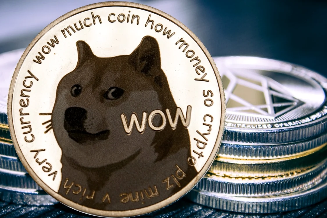 Criptomoneda dogecoin pe care este desenat un câine