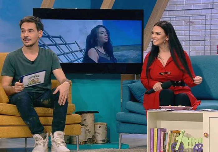 Răzvan a gustat şi el din produsele de dietă ale Franciscăi, dar tot nu a fost foarte convins foto: captură Antena 1