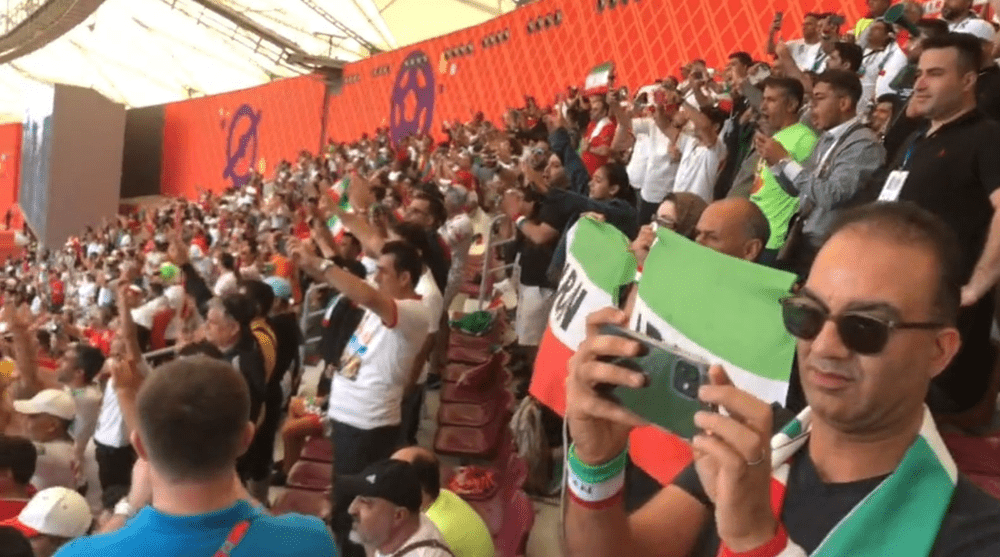 Protest la Campionatul Mondial. Jucătorii și fanii iranieni au refuzat să cânte imnul și au huiduit VIDEO