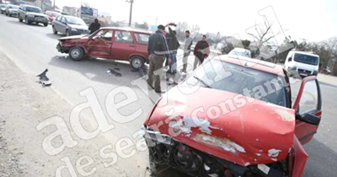 Maşinile implicate în accident au fost serios avariate