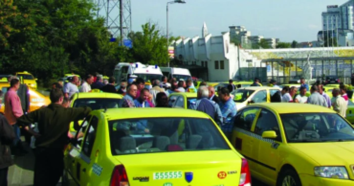 Bacău: Contribuţia la Sănătate i-a scos pe taximetrişti în stradă