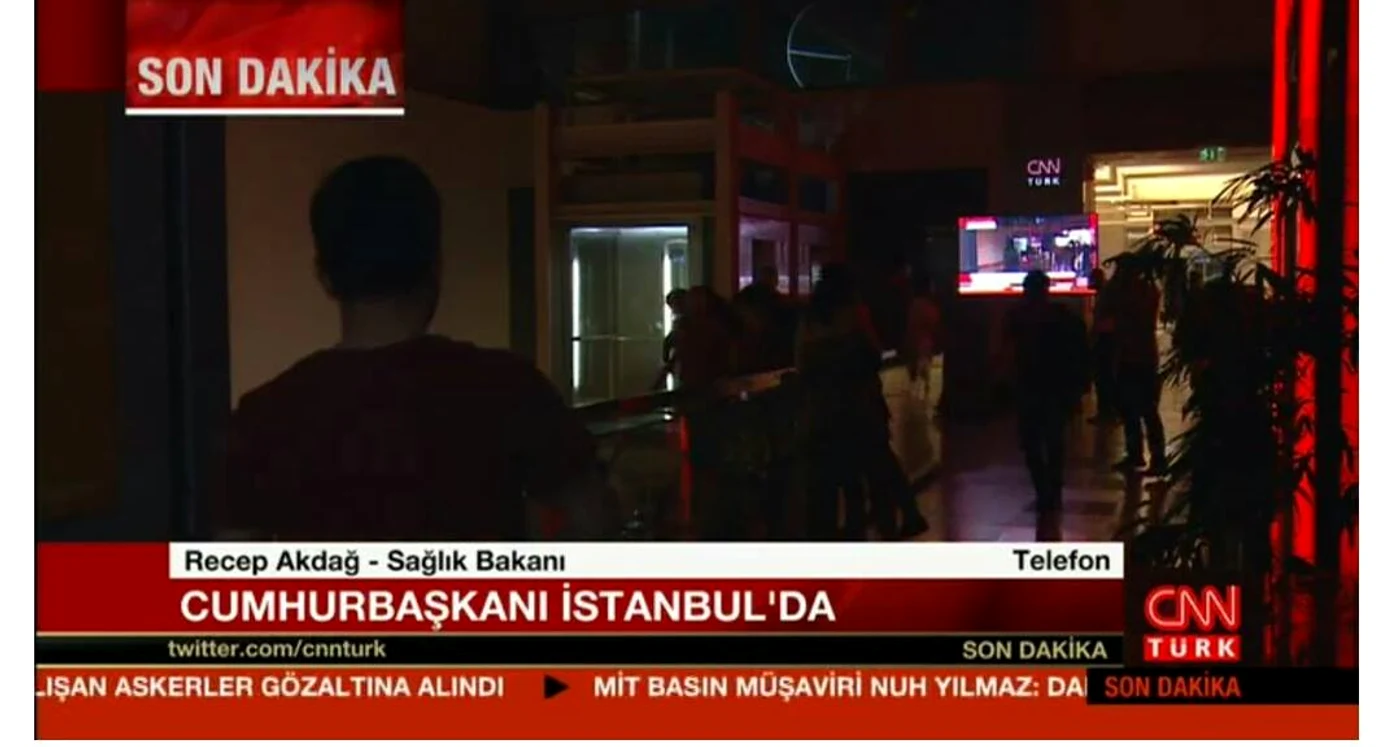 Imagini din sediul CNN Turk, în timp ce un grup de soldaţi a intrat în clădire