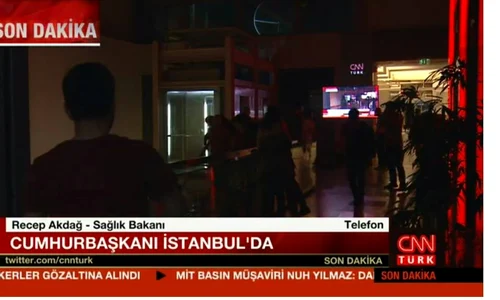 Imagini din sediul CNN Turk, în timp ce un grup de soldaţi a intrat în clădire jpeg