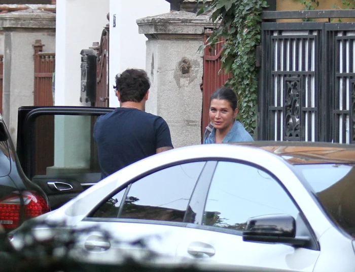 Elena Băsescu și Bogdan Ionescu s-au întâlnit în fața casei din Mihăileanufoto: BLITZ