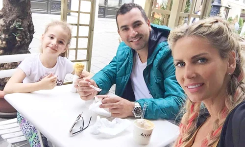 Andreea Bănică, Lucian Mitrea  şi fiica lor, Sofia, se pregătesc  să îşi mărească familia  Cântăreaţa poartă în pântece un băieţel jpeg