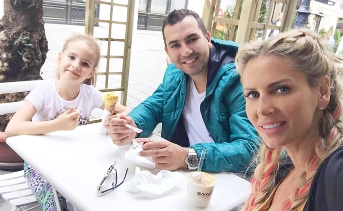 
    Andreea Bănică, Lucian Mitrea  şi fiica lor, Sofia, se pregătesc  să îşi mărească familia. Cântăreaţa poartă în pântece un băieţel  