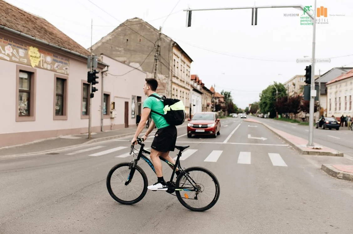 Dacă propunerea va fi adoptată, autorităţile publice vor fi obligate să doteze mai multe locuri cu suporturi pentru biciclete, foto Arhivă